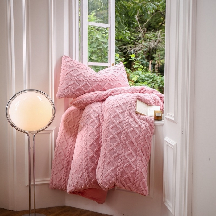 91家纺网 家纺一手货源 找家纺 啊雅家居 2026新款阳离子提花牛奶绒三件套四件套 暖提粉