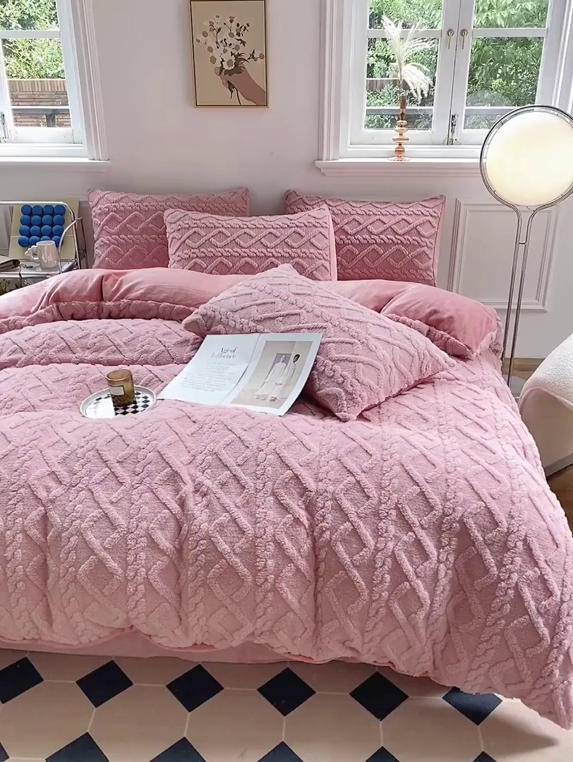 91家纺网 家纺一手货源 找家纺 啊雅家居 2026新款阳离子提花牛奶绒三件套四件套 暖提粉