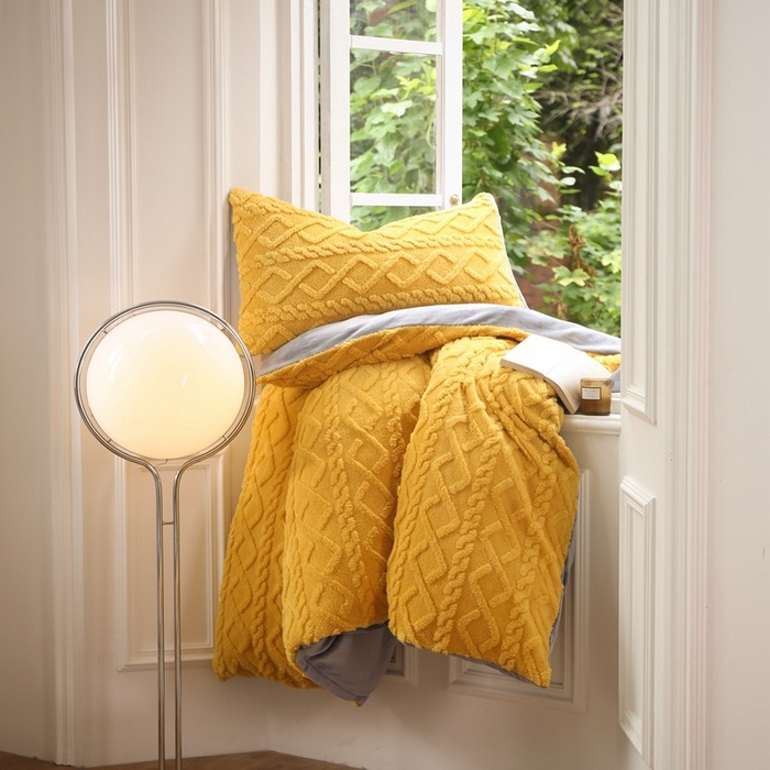 91家纺网 家纺一手货源 找家纺 啊雅家居 2026新款阳离子提花牛奶绒三件套四件套 暖提黄