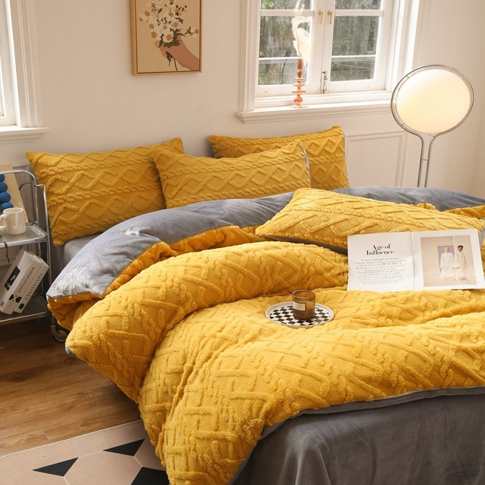 91家纺网 家纺一手货源 找家纺 啊雅家居 2026新款阳离子提花牛奶绒三件套四件套 暖提黄