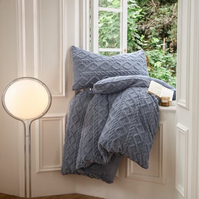 91家纺网 家纺一手货源 找家纺 啊雅家居 2026新款阳离子提花牛奶绒三件套四件套 暖提灰