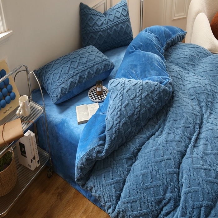 91家纺网 家纺一手货源 找家纺 啊雅家居 2026新款阳离子提花牛奶绒三件套四件套 暖提蓝