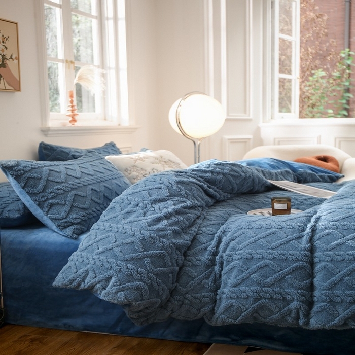 91家纺网 家纺一手货源 找家纺 啊雅家居 2026新款阳离子提花牛奶绒三件套四件套 暖提蓝