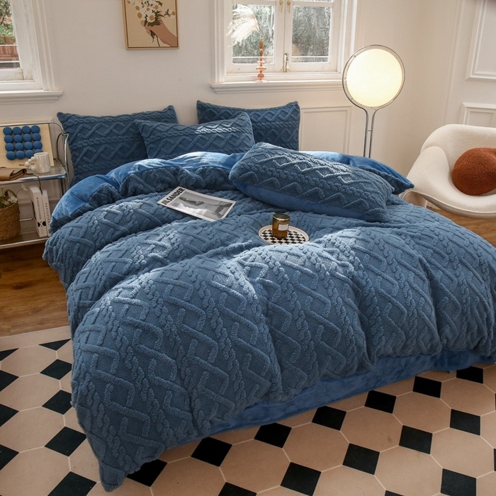 91家纺网 家纺一手货源 找家纺 啊雅家居 2026新款阳离子提花牛奶绒三件套四件套 暖提蓝