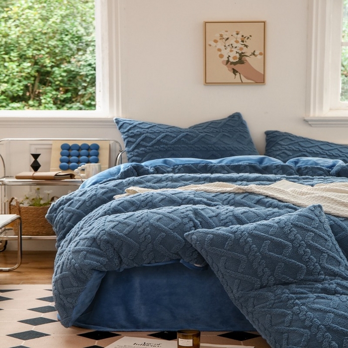 91家纺网 家纺一手货源 找家纺 啊雅家居 2026新款阳离子提花牛奶绒三件套四件套 暖提蓝