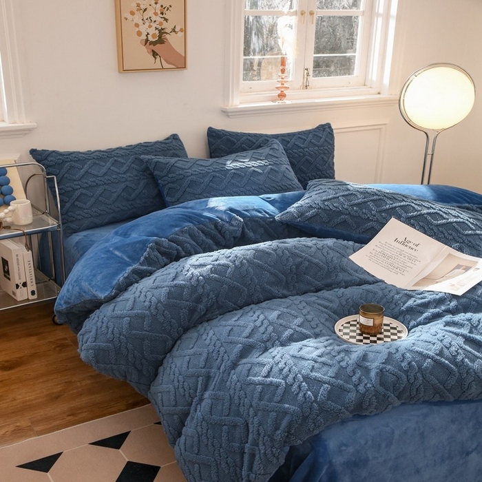 91家纺网 家纺一手货源 找家纺 啊雅家居 2026新款阳离子提花牛奶绒三件套四件套 暖提蓝