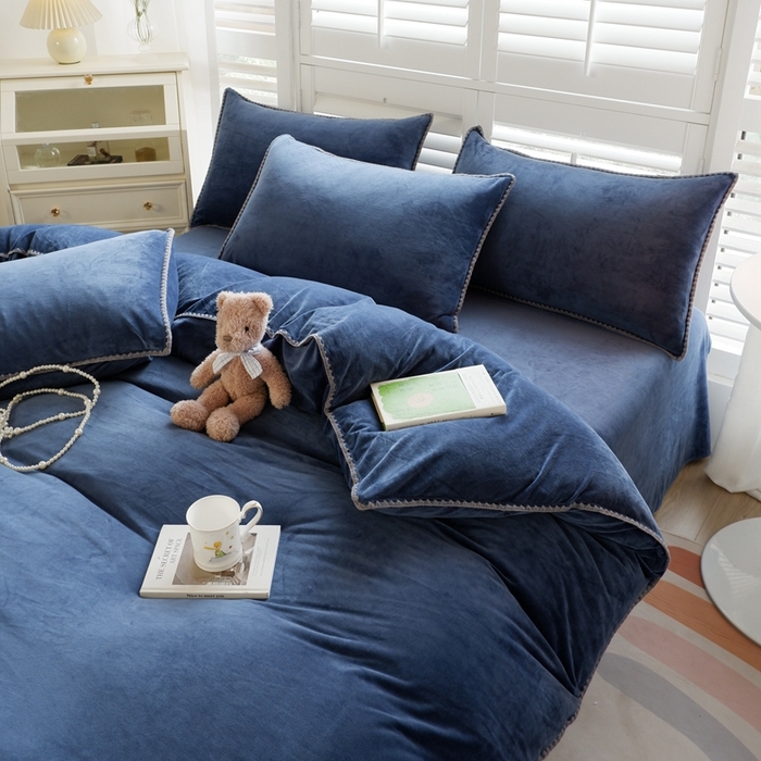 91家纺网 家纺一手货源 找家纺 啊雅家居 2026新款贝壳边宝宝绒四件套 贝壳藏青