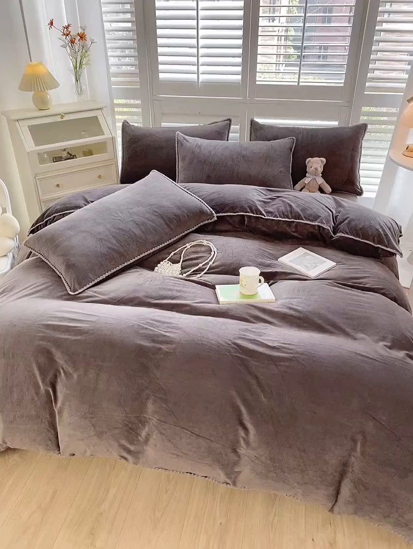 91家纺网 家纺一手货源 找家纺 啊雅家居 2026新款贝壳边宝宝绒四件套 贝壳黑灰