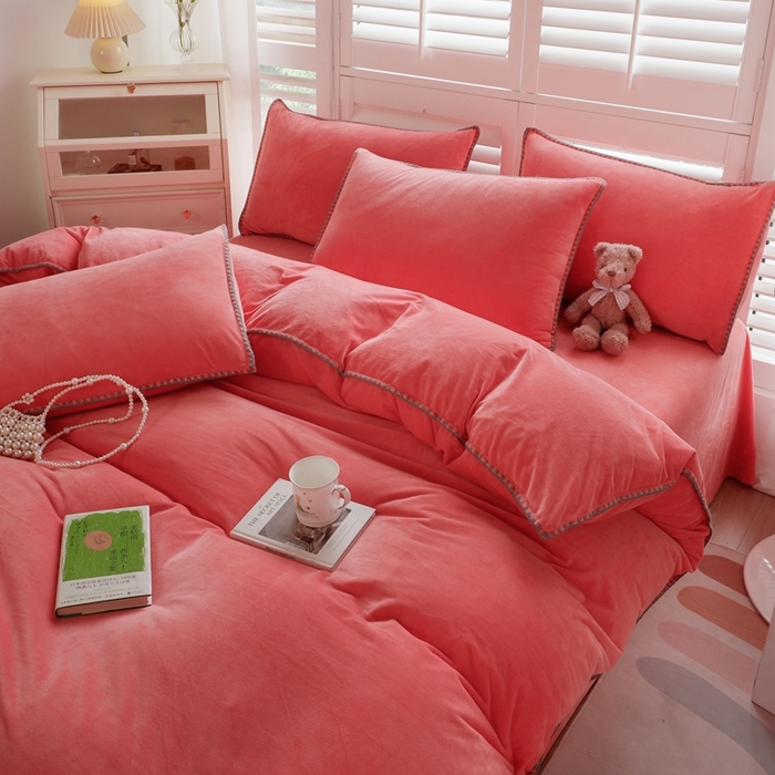 91家纺网 家纺一手货源 找家纺 啊雅家居 2026新款贝壳边宝宝绒四件套 贝壳玫红