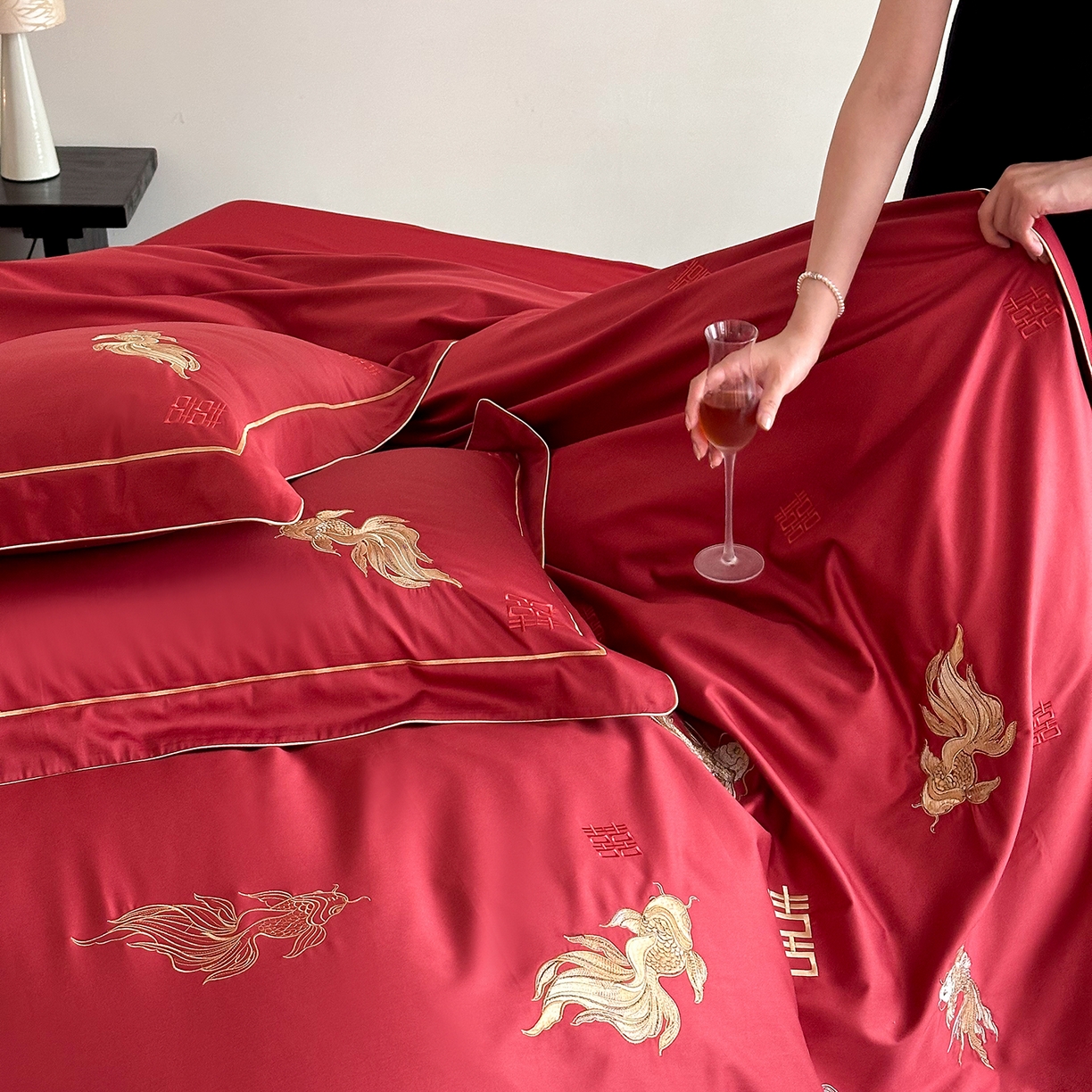 91家纺网 家纺一手货源 找家纺 （总）西西家居 2026新款大红婚庆100支长绒棉独家专版四件套-锦鲤报喜