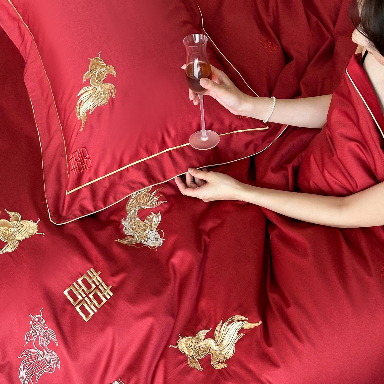 91家纺网 家纺一手货源 找家纺 （总）西西家居 2026新款大红婚庆100支长绒棉独家专版四件套-锦鲤报喜