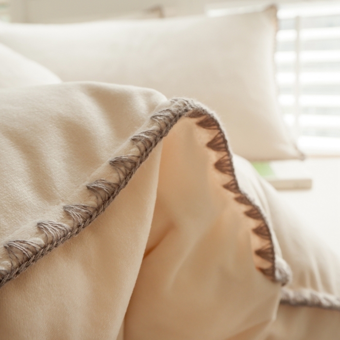 91家纺网 家纺一手货源 找家纺 啊雅家居 2026新款贝壳边宝宝绒四件套 贝壳乳白