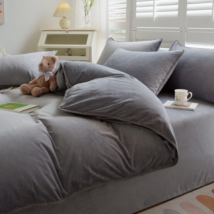 91家纺网 家纺一手货源 找家纺 啊雅家居 2026新款贝壳边宝宝绒四件套 贝壳银灰