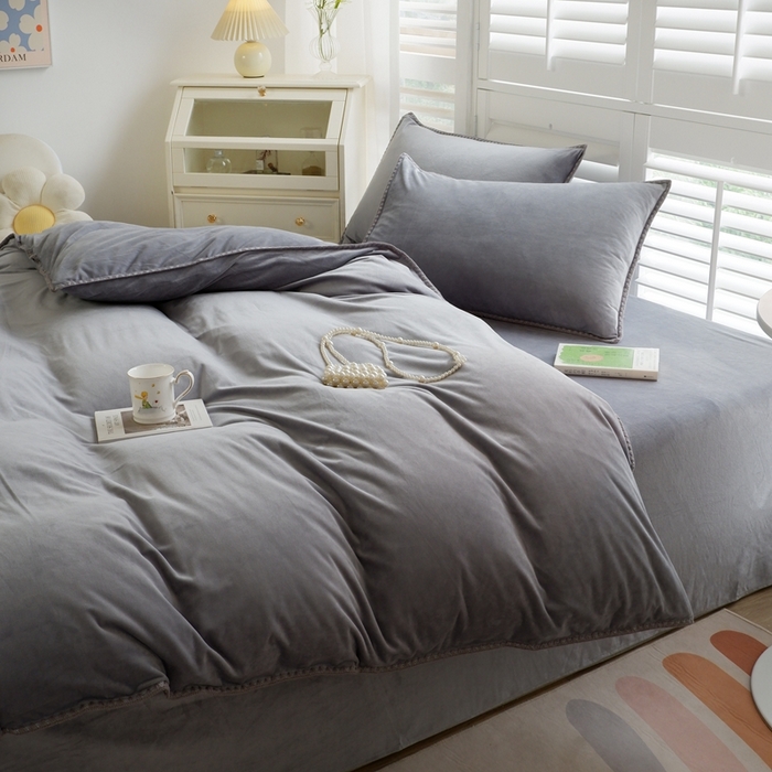 91家纺网 家纺一手货源 找家纺 啊雅家居 2026新款贝壳边宝宝绒四件套 贝壳银灰