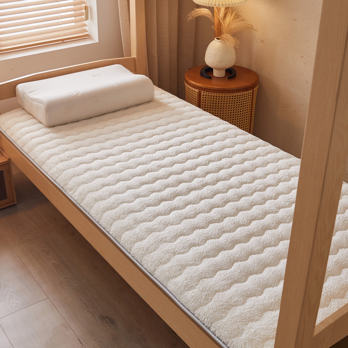 91家纺网 家纺一手货源 找家纺 月茶家纺 2026新款高克重羊羔绒床垫垫子 白色