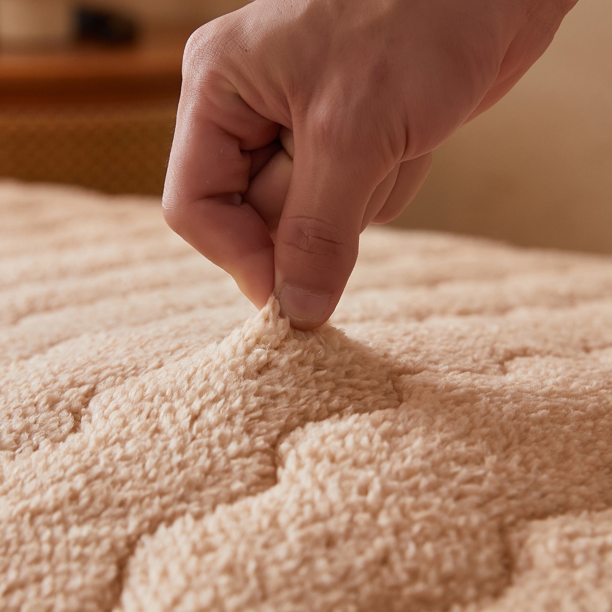 91家纺网 家纺一手货源 找家纺 月茶家纺 2026新款高克重羊羔绒床垫垫子 驼色