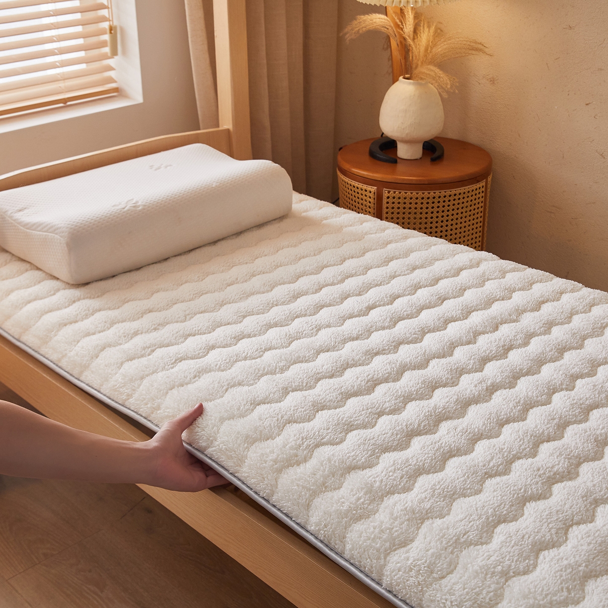 91家纺网 家纺一手货源 找家纺 月茶家纺 2026新款高克重羊羔绒床垫垫子 白色