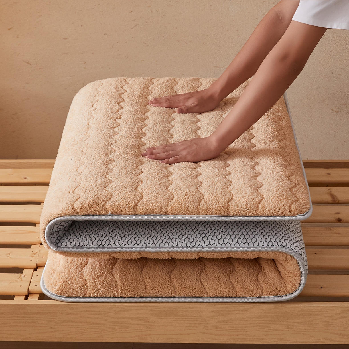 91家纺网 家纺一手货源 找家纺 月茶家纺 2026新款高克重羊羔绒床垫垫子 驼色