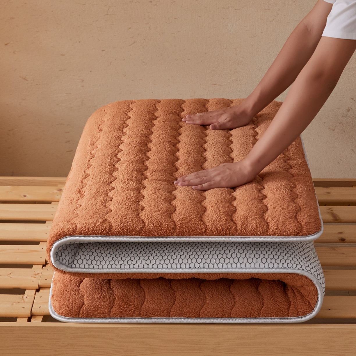 91家纺网 家纺一手货源 找家纺 月茶家纺 2026新款高克重羊羔绒床垫垫子 咖色