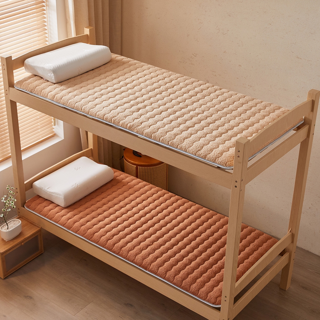 91家纺网 家纺一手货源 找家纺 月茶家纺 2026新款高克重羊羔绒床垫垫子 咖色