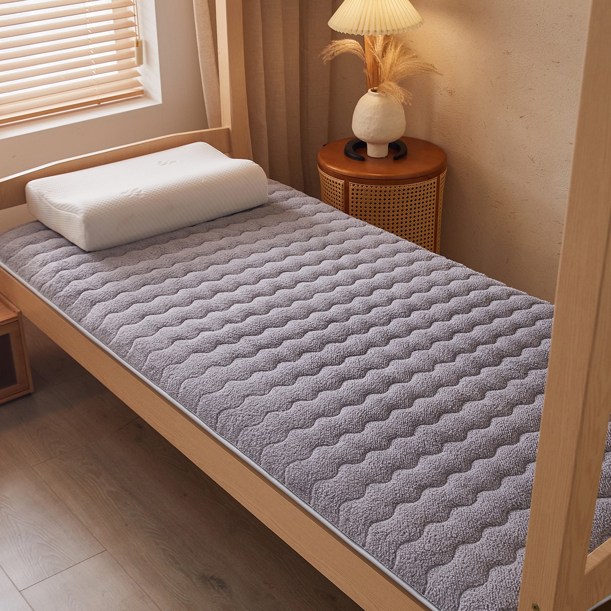 91家纺网 家纺一手货源 找家纺 月茶家纺 2026新款高克重羊羔绒床垫垫子 灰色