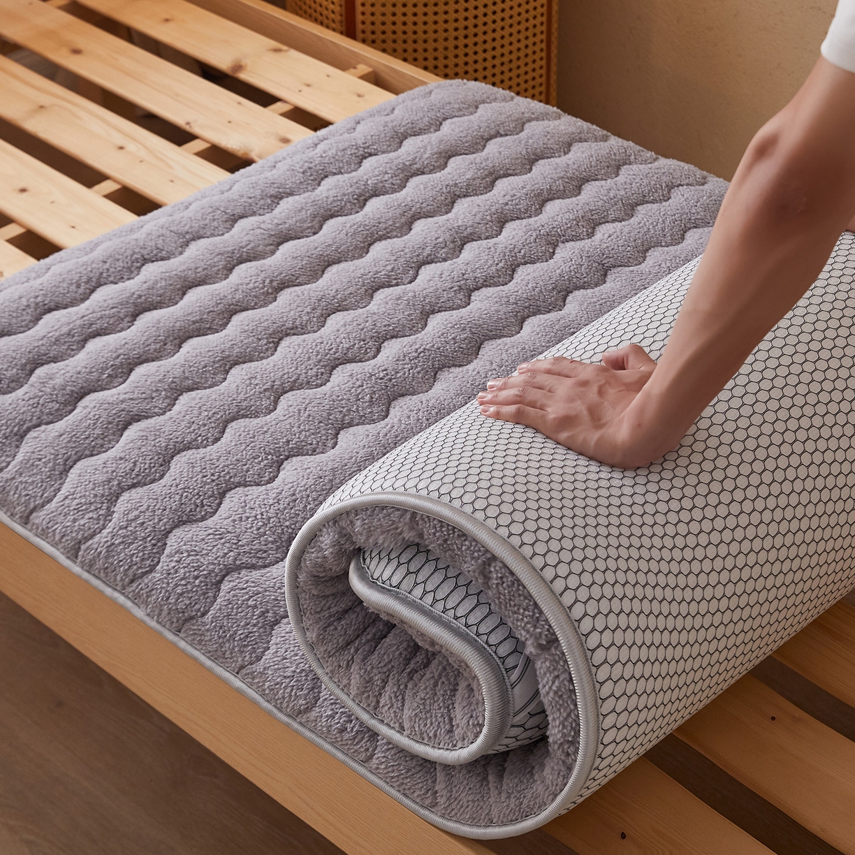 91家纺网 家纺一手货源 找家纺 月茶家纺 2026新款高克重羊羔绒床垫垫子 灰色