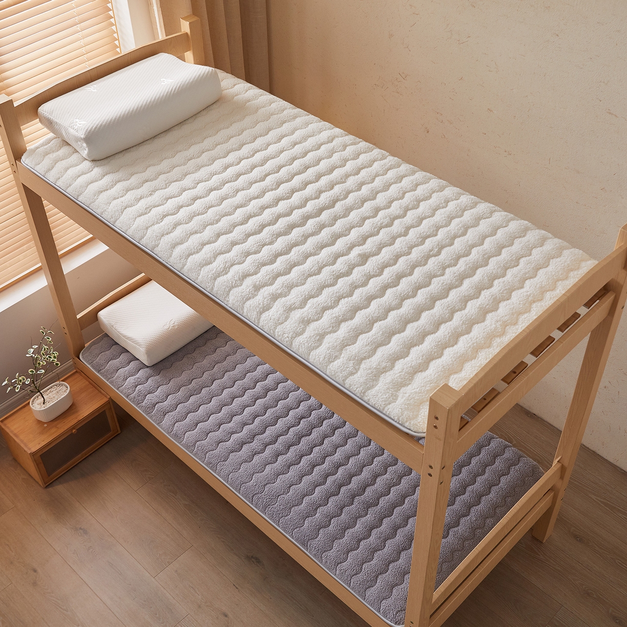 91家纺网 家纺一手货源 找家纺 月茶家纺 2026新款高克重羊羔绒床垫垫子 灰色