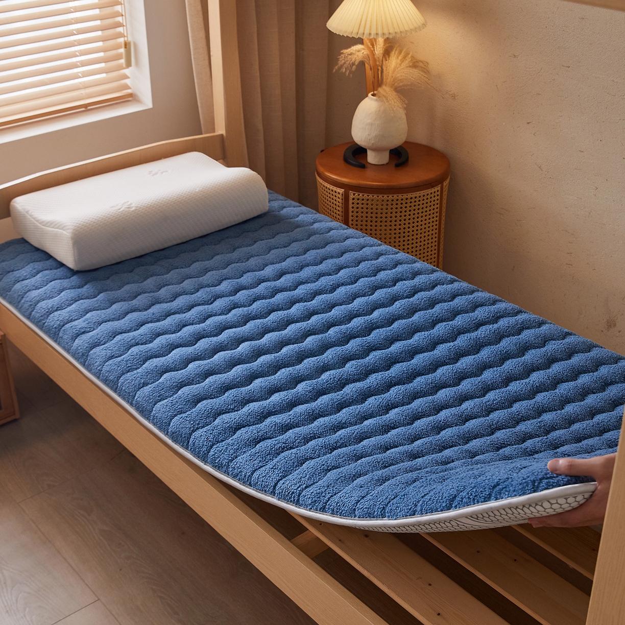 91家纺网 家纺一手货源 找家纺 月茶家纺 2026新款高克重羊羔绒床垫垫子 蓝色