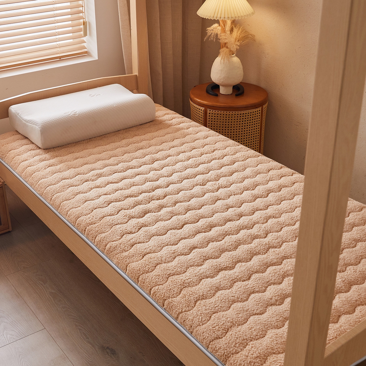 91家纺网 家纺一手货源 找家纺 月茶家纺 2026新款高克重羊羔绒床垫垫子 驼色