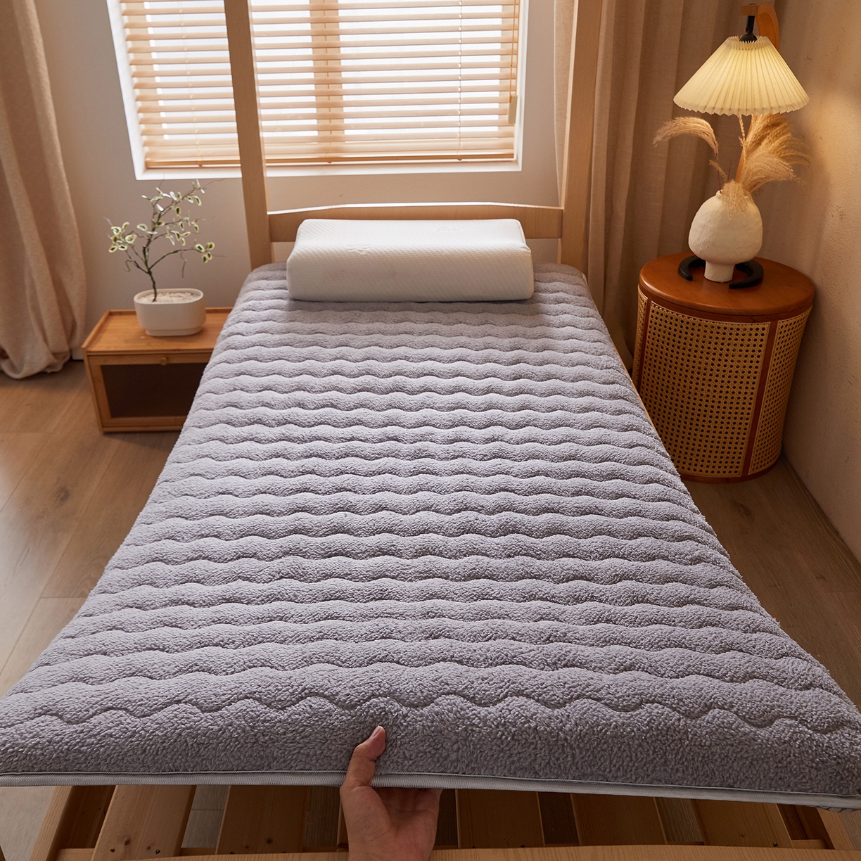91家纺网 家纺一手货源 找家纺 月茶家纺 2026新款高克重羊羔绒床垫垫子 灰色