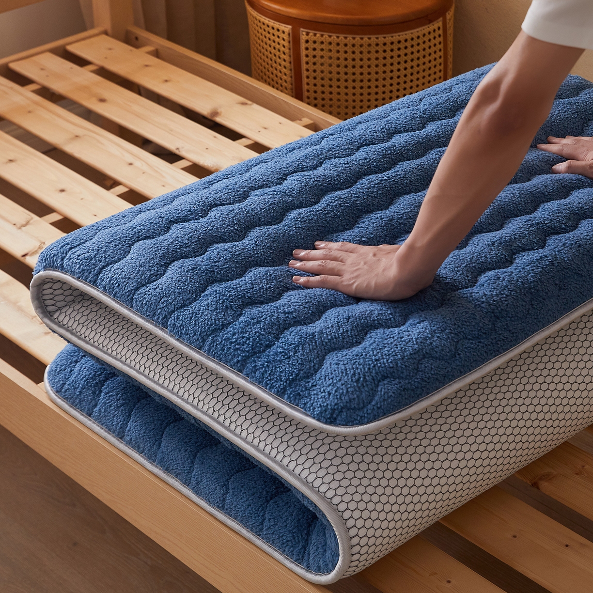 91家纺网 家纺一手货源 找家纺 月茶家纺 2026新款高克重羊羔绒床垫垫子 蓝色