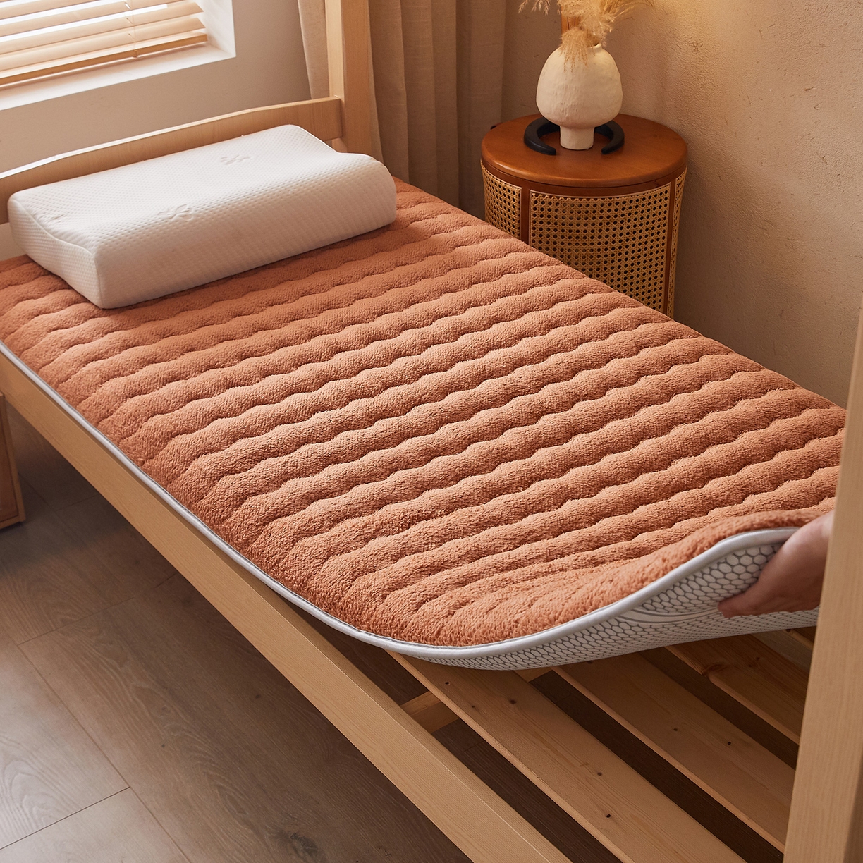 91家纺网 家纺一手货源 找家纺 月茶家纺 2026新款高克重羊羔绒床垫垫子 咖色