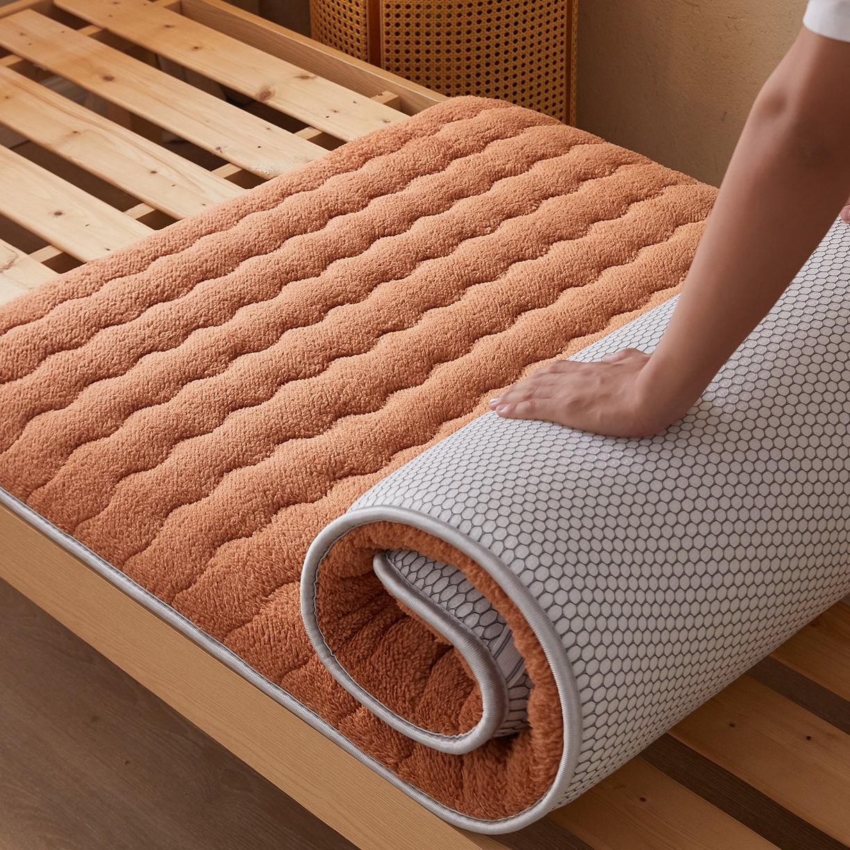 91家纺网 家纺一手货源 找家纺 月茶家纺 2026新款高克重羊羔绒床垫垫子 咖色