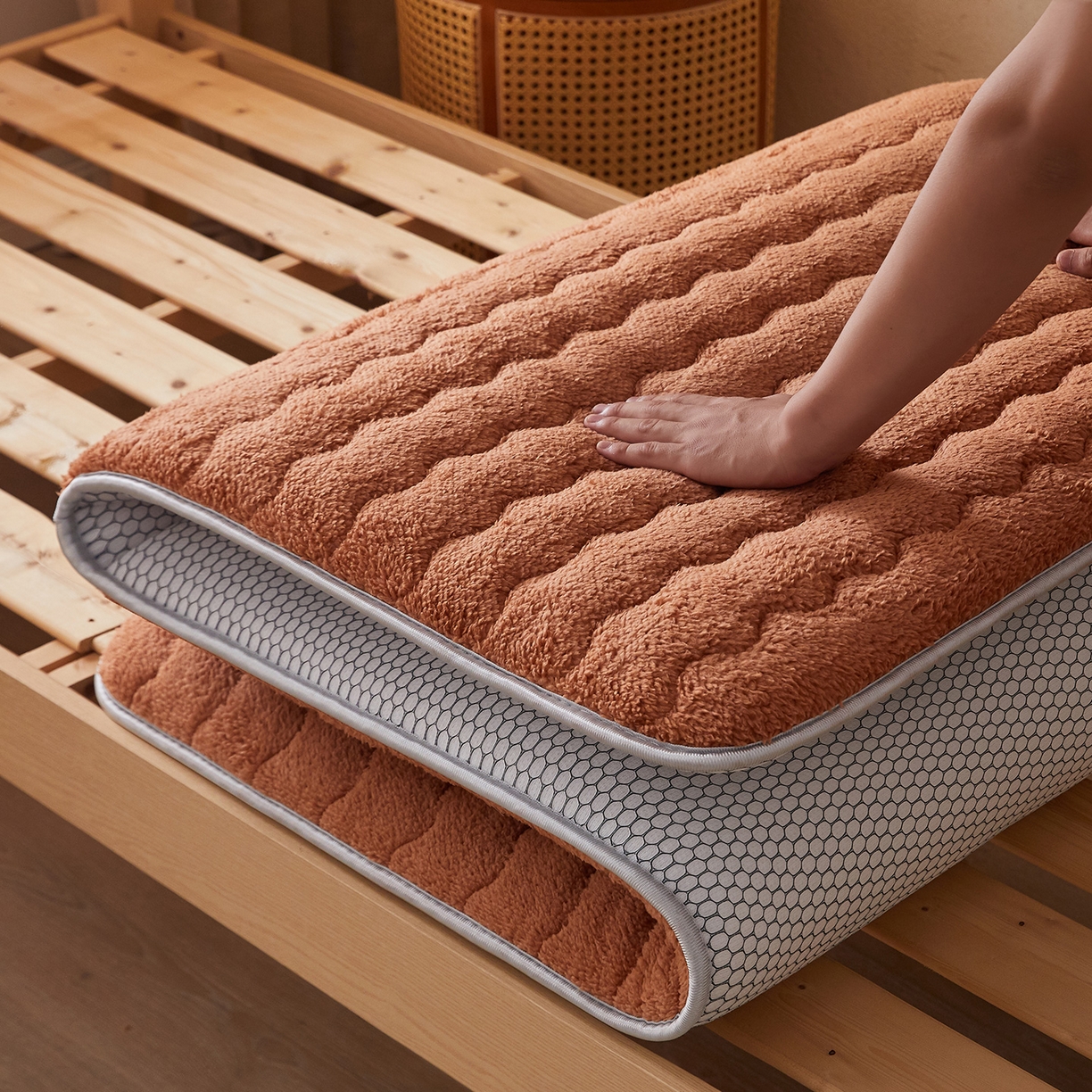 91家纺网 家纺一手货源 找家纺 月茶家纺 2026新款高克重羊羔绒床垫垫子 咖色