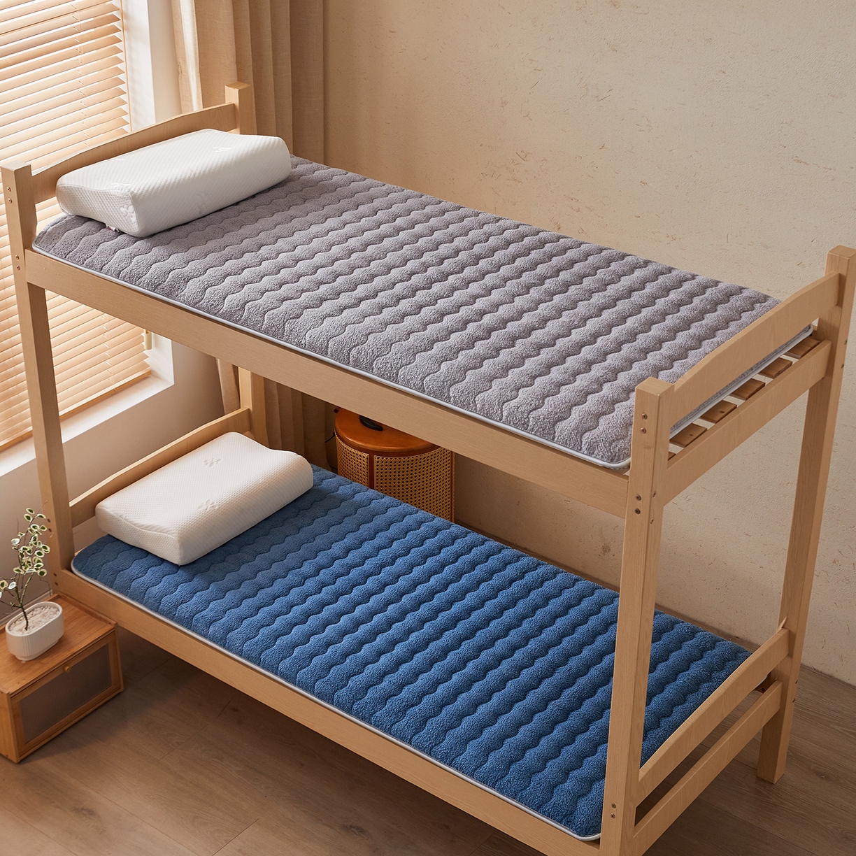 91家纺网 家纺一手货源 找家纺 月茶家纺 2026新款高克重羊羔绒床垫垫子 蓝色