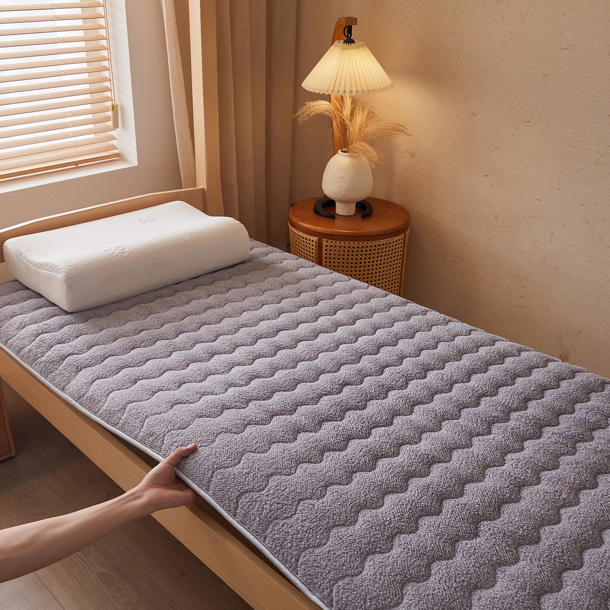 91家纺网 家纺一手货源 找家纺 月茶家纺 2026新款高克重羊羔绒床垫垫子 灰色