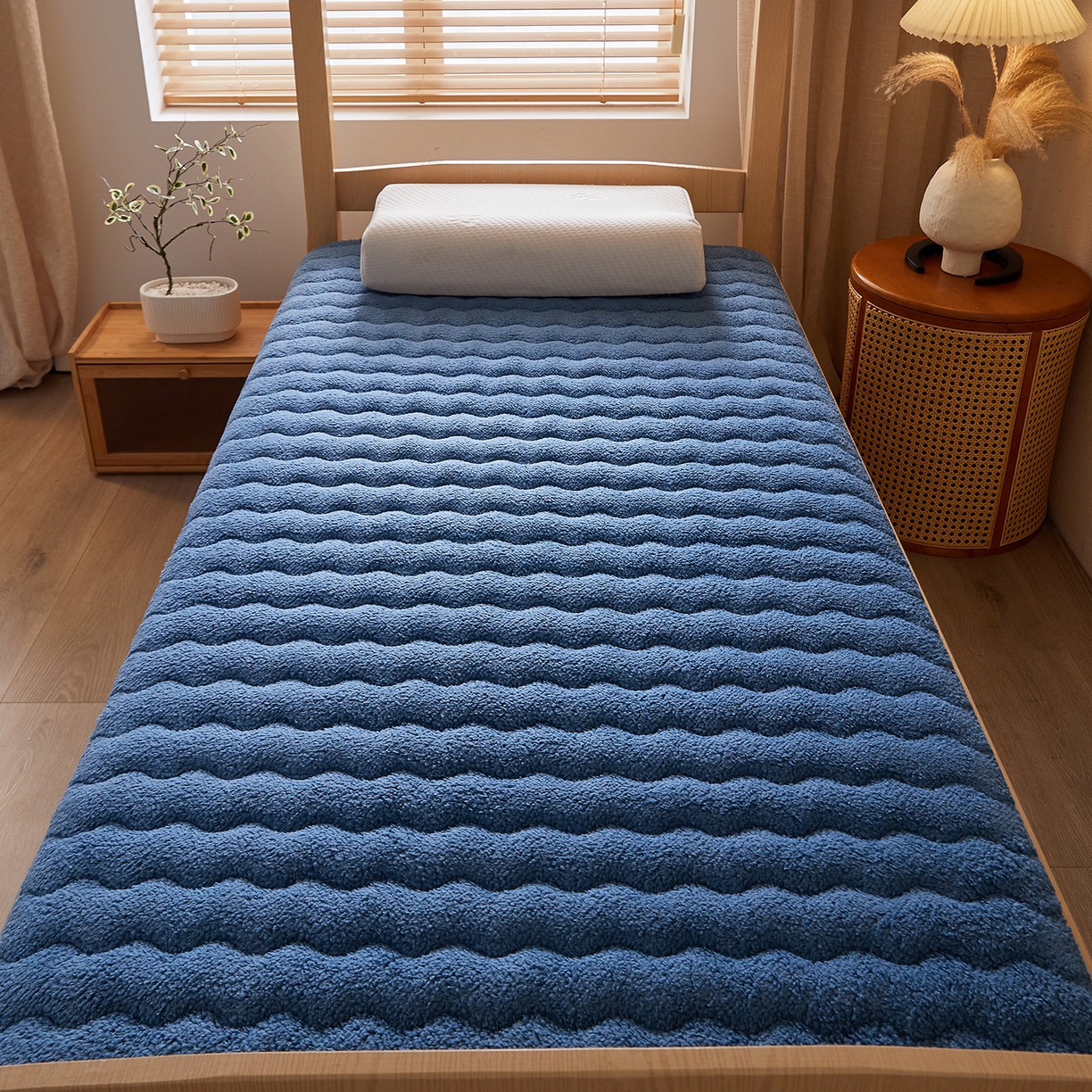 91家纺网 家纺一手货源 找家纺 月茶家纺 2026新款高克重羊羔绒床垫垫子 蓝色