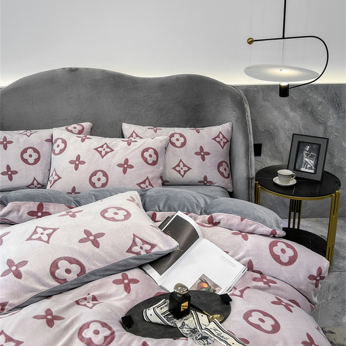 91家纺网 家纺一手货源 找家纺 啊雅家居 2026新款雕花绒加宝宝绒四件套床单款床笠款 点雕豆沙