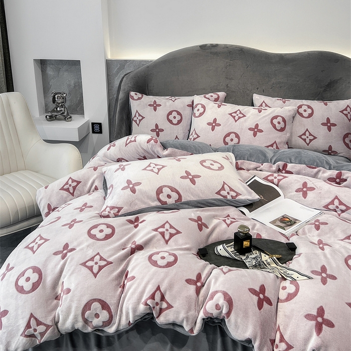 91家纺网 家纺一手货源 找家纺 啊雅家居 2026新款雕花绒加宝宝绒四件套床单款床笠款 点雕豆沙