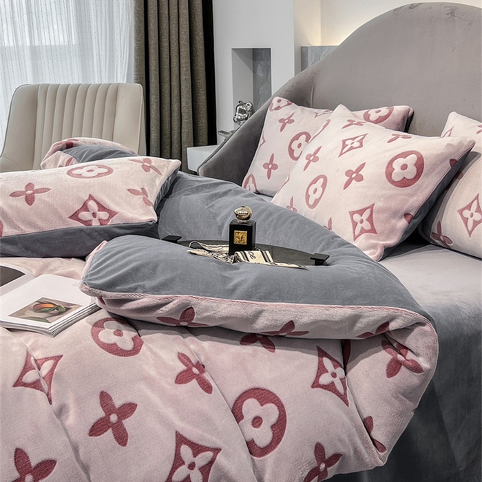 91家纺网 家纺一手货源 找家纺 啊雅家居 2026新款雕花绒加宝宝绒四件套床单款床笠款 点雕豆沙