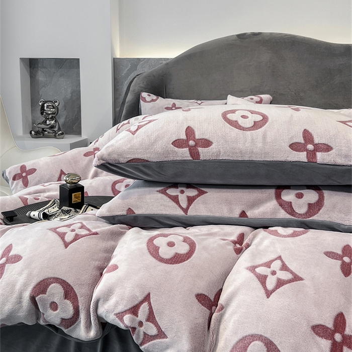 91家纺网 家纺一手货源 找家纺 啊雅家居 2026新款雕花绒加宝宝绒四件套床单款床笠款 点雕豆沙