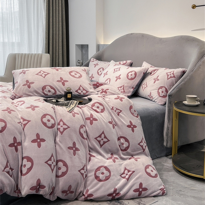 91家纺网 家纺一手货源 找家纺 啊雅家居 2026新款雕花绒加宝宝绒四件套床单款床笠款 点雕豆沙