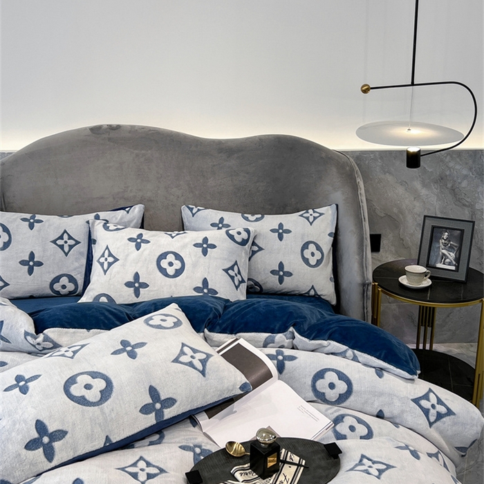 91家纺网 家纺一手货源 找家纺 啊雅家居 2026新款雕花绒加宝宝绒四件套床单款床笠款 点雕蓝