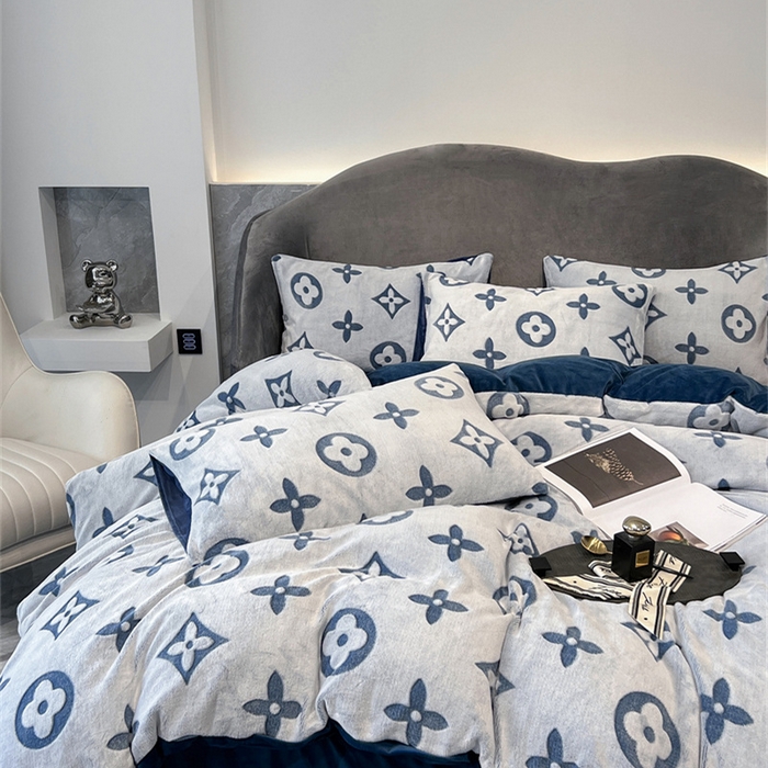 91家纺网 家纺一手货源 找家纺 啊雅家居 2026新款雕花绒加宝宝绒四件套床单款床笠款 点雕蓝