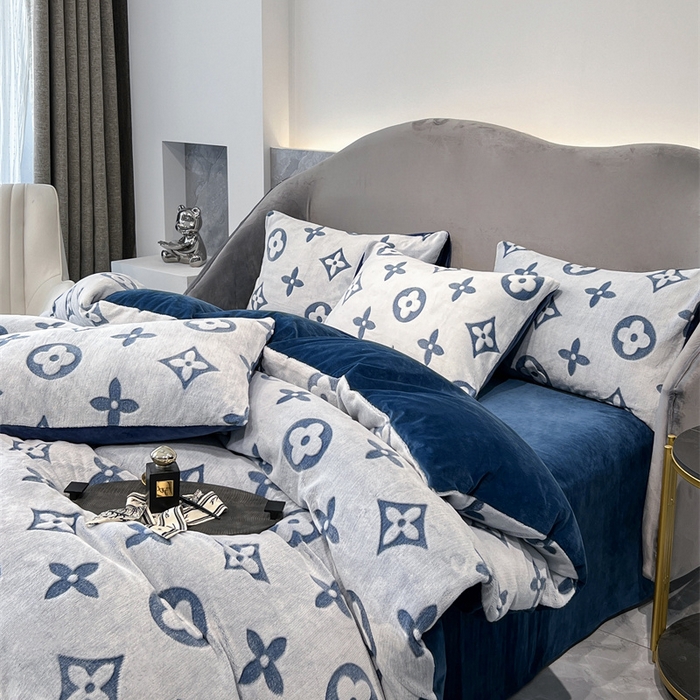 91家纺网 家纺一手货源 找家纺 啊雅家居 2026新款雕花绒加宝宝绒四件套床单款床笠款 点雕蓝