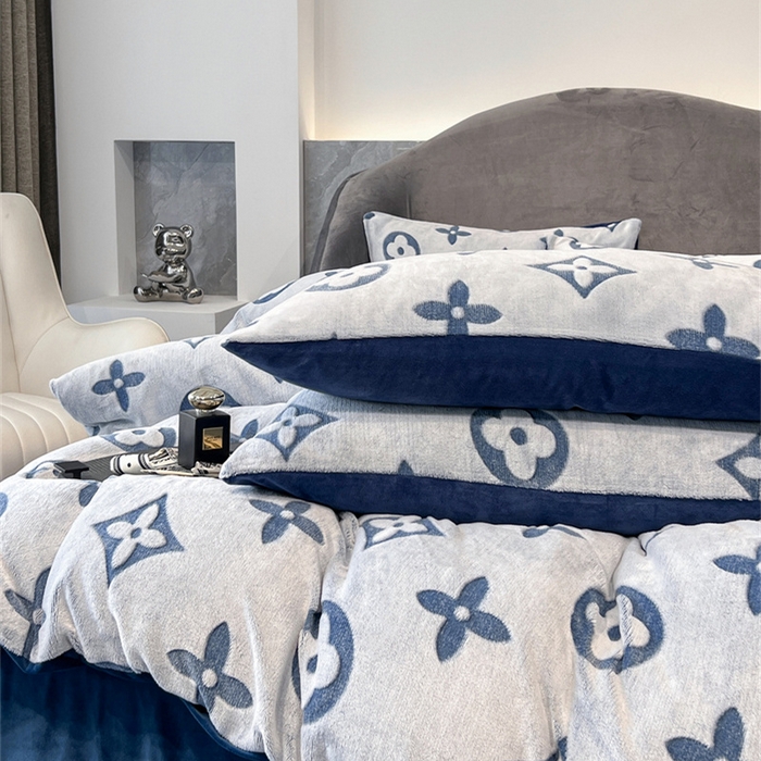 91家纺网 家纺一手货源 找家纺 啊雅家居 2026新款雕花绒加宝宝绒四件套床单款床笠款 点雕蓝