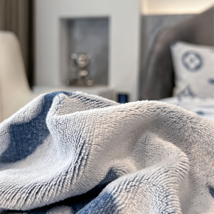 91家纺网 家纺一手货源 找家纺 啊雅家居 2026新款雕花绒加宝宝绒四件套床单款床笠款 点雕蓝