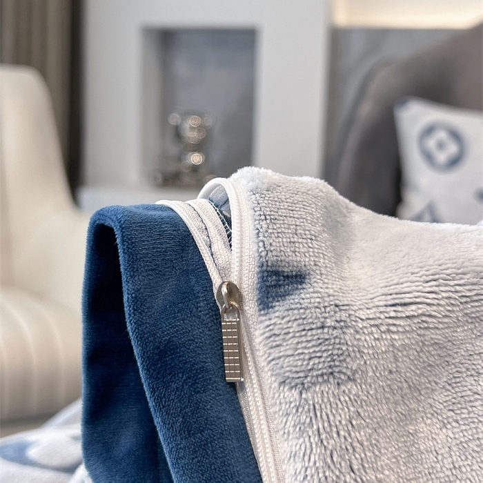 91家纺网 家纺一手货源 找家纺 啊雅家居 2026新款雕花绒加宝宝绒四件套床单款床笠款 点雕蓝