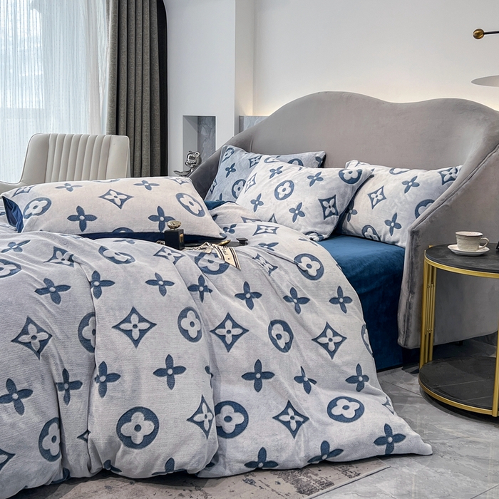 91家纺网 家纺一手货源 找家纺 啊雅家居 2026新款雕花绒加宝宝绒四件套床单款床笠款 点雕蓝