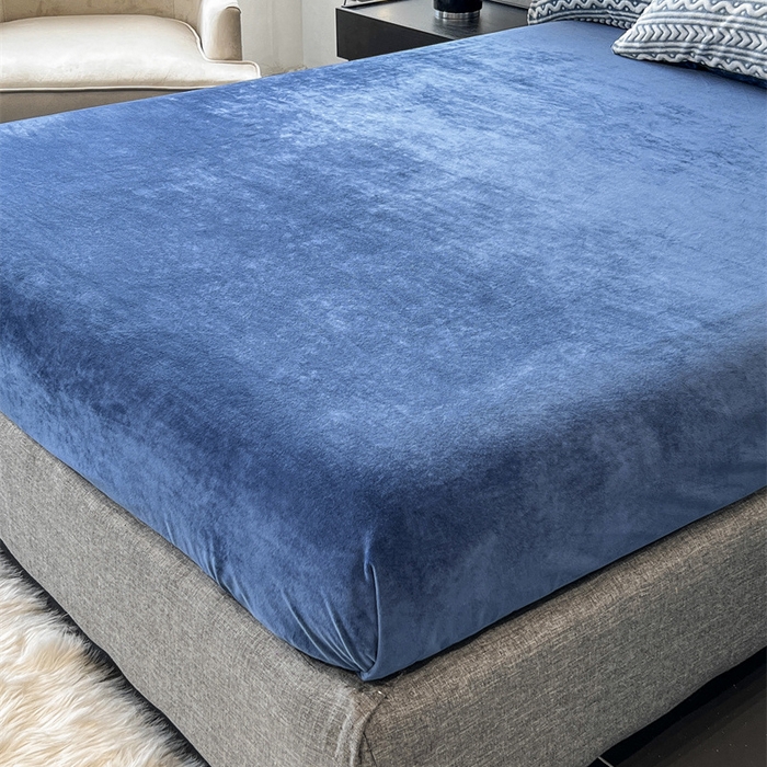 91家纺网 家纺一手货源 找家纺 啊雅家居 2026新款雕花绒加宝宝绒四件套床单款床笠款 点雕蓝